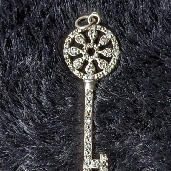 Vintage Tiffany & co diamond and silver petals key pendant - Picture 5 of 5